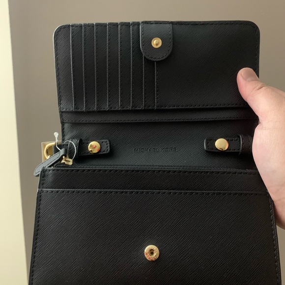 Selling my MK phone bag. 💯 % authentic. - Picture 3 of 6